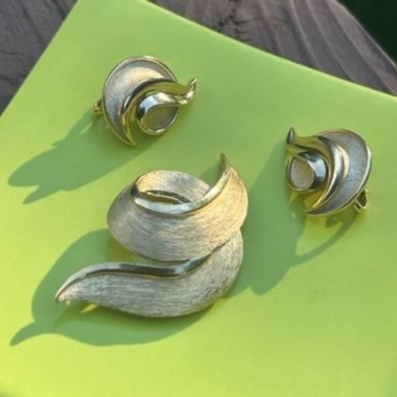 Trifari Jewelry - VTG Crown TRIFARI Brushed Gold Earrings and Brooch SET